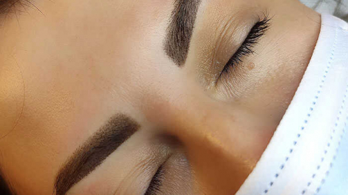 Пудровые брови Николае в